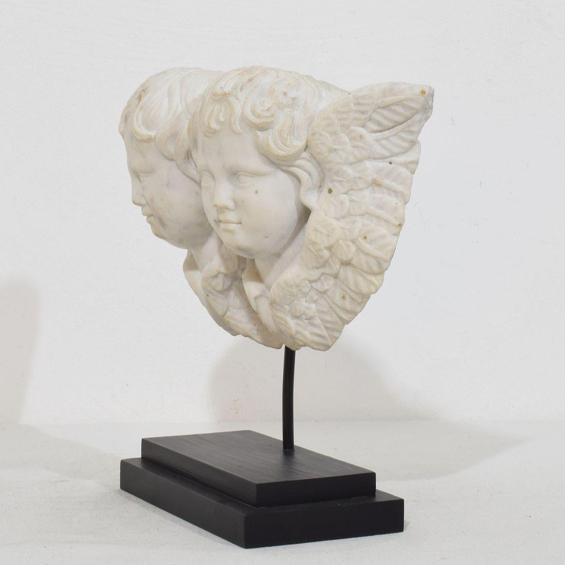 Italienische geschnitzte, geflügelte Doppel-Engelkopf-Dekoration aus weißem Marmor, 18. Jahrhundert im Angebot 2