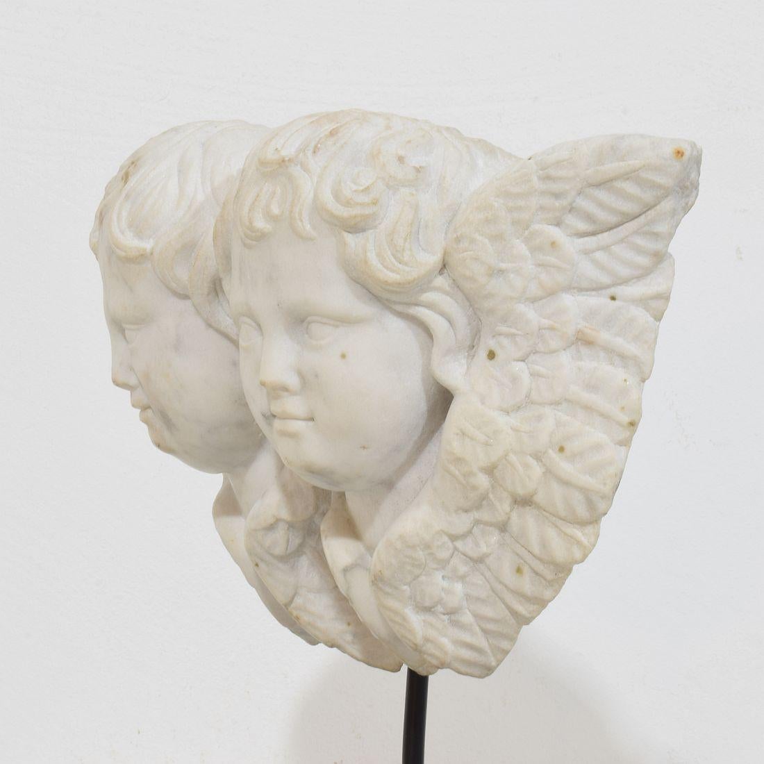 Italienische geschnitzte, geflügelte Doppel-Engelkopf-Dekoration aus weißem Marmor, 18. Jahrhundert im Angebot 3