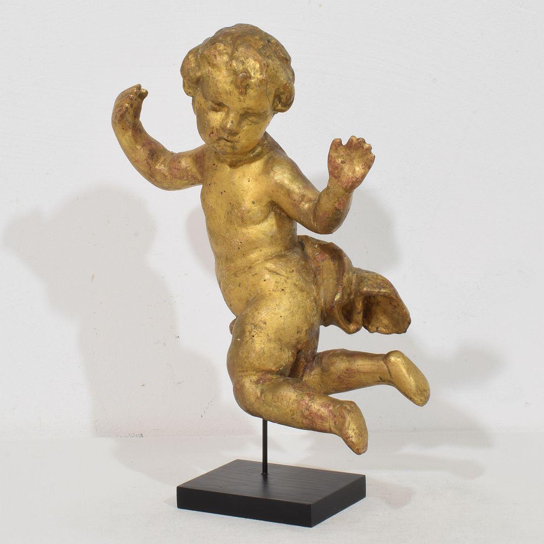 Bellissimo angelo barocco. Un pezzo unico d'epoca realizzato in legno. Scolpito a mano 
Italia, 1750 circa
Intemperie. Piccole perdite e vecchie riparazioni/ripristini su braccia e gambe.

Le misure qui sotto includono la base in legno.
H. H. 36,5