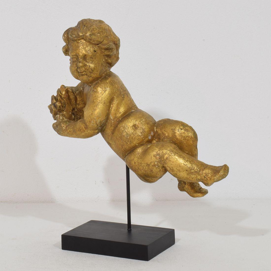 Bellissimo angelo barocco. Un pezzo unico d'epoca realizzato in legno. Scolpito a mano 
Italia, 1750 circa
Intemperie. 

Le misure qui sotto includono la base in legno.
H. H. 25,5 cm  L:23cm P:7,5cm 