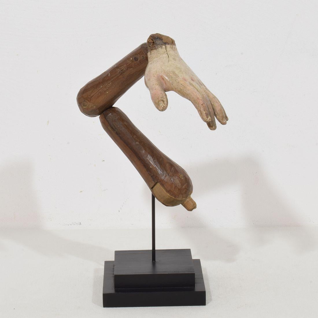 Figura barroca italiana del siglo XVIII tallada en madera del brazo de un santo en venta 2