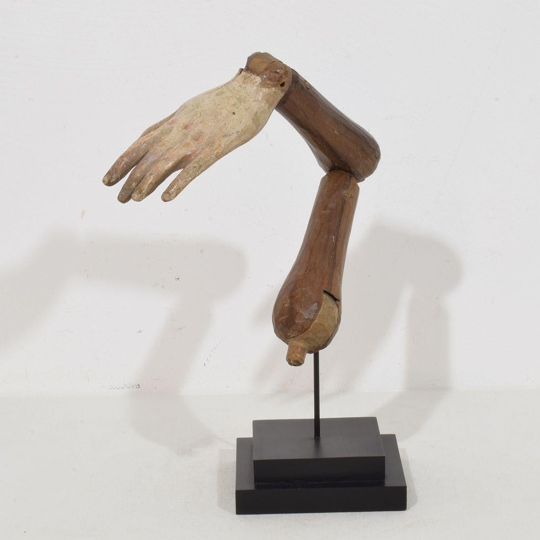 Figura barroca italiana del siglo XVIII tallada en madera del brazo de un santo en venta 3