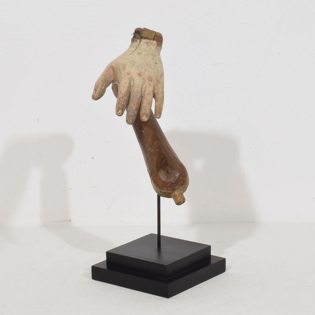 Figura barroca italiana del siglo XVIII tallada en madera del brazo de un santo en venta 4