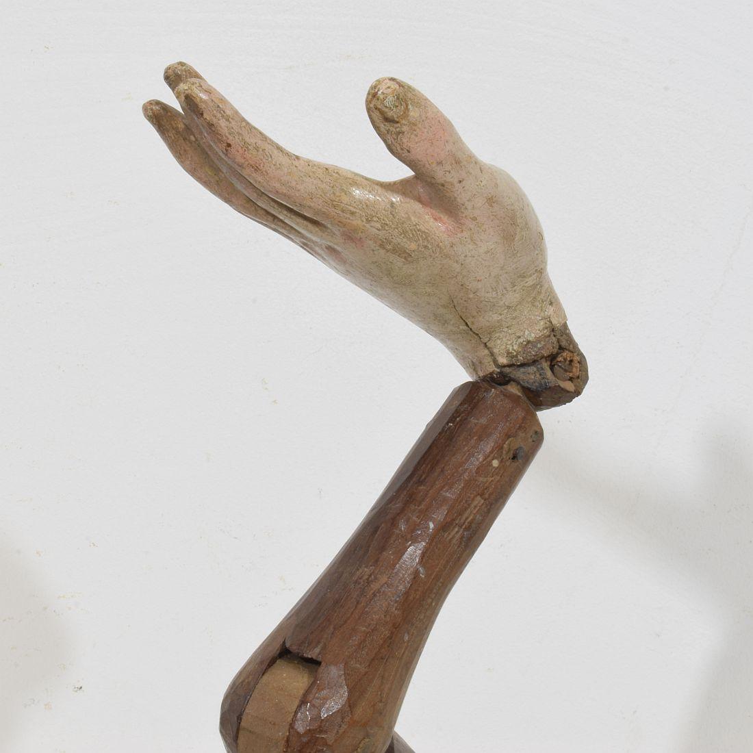 Italienisches geschnitztes Holzbarockarm einer Heiligen Figur aus dem 18. Jahrhundert im Angebot 6