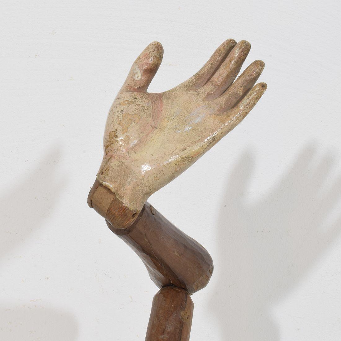 Figura barroca italiana del siglo XVIII tallada en madera del brazo de un santo en venta 5