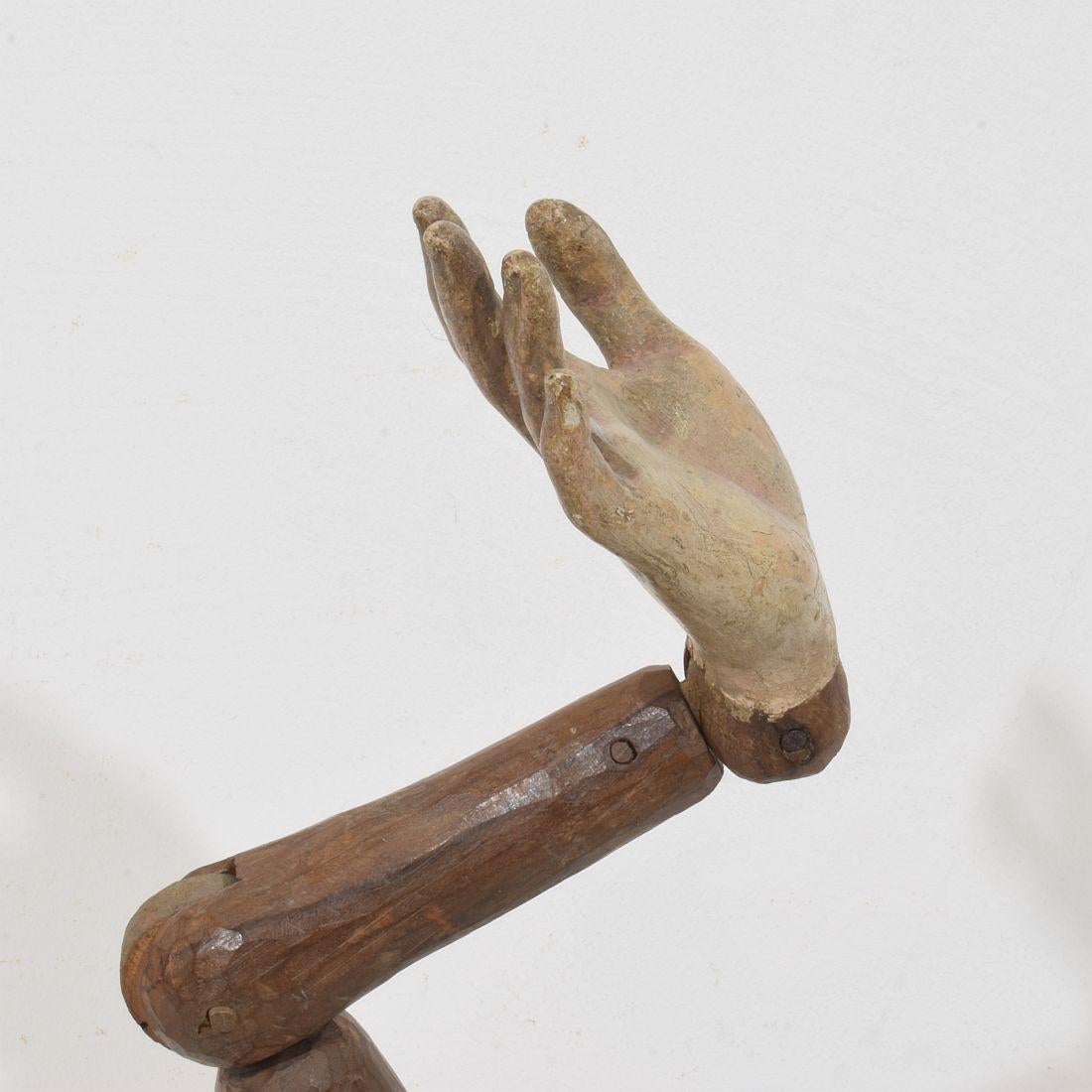 Bras baroque italien du 18ème siècle en bois sculpté représentant une figure Sainte en vente 7