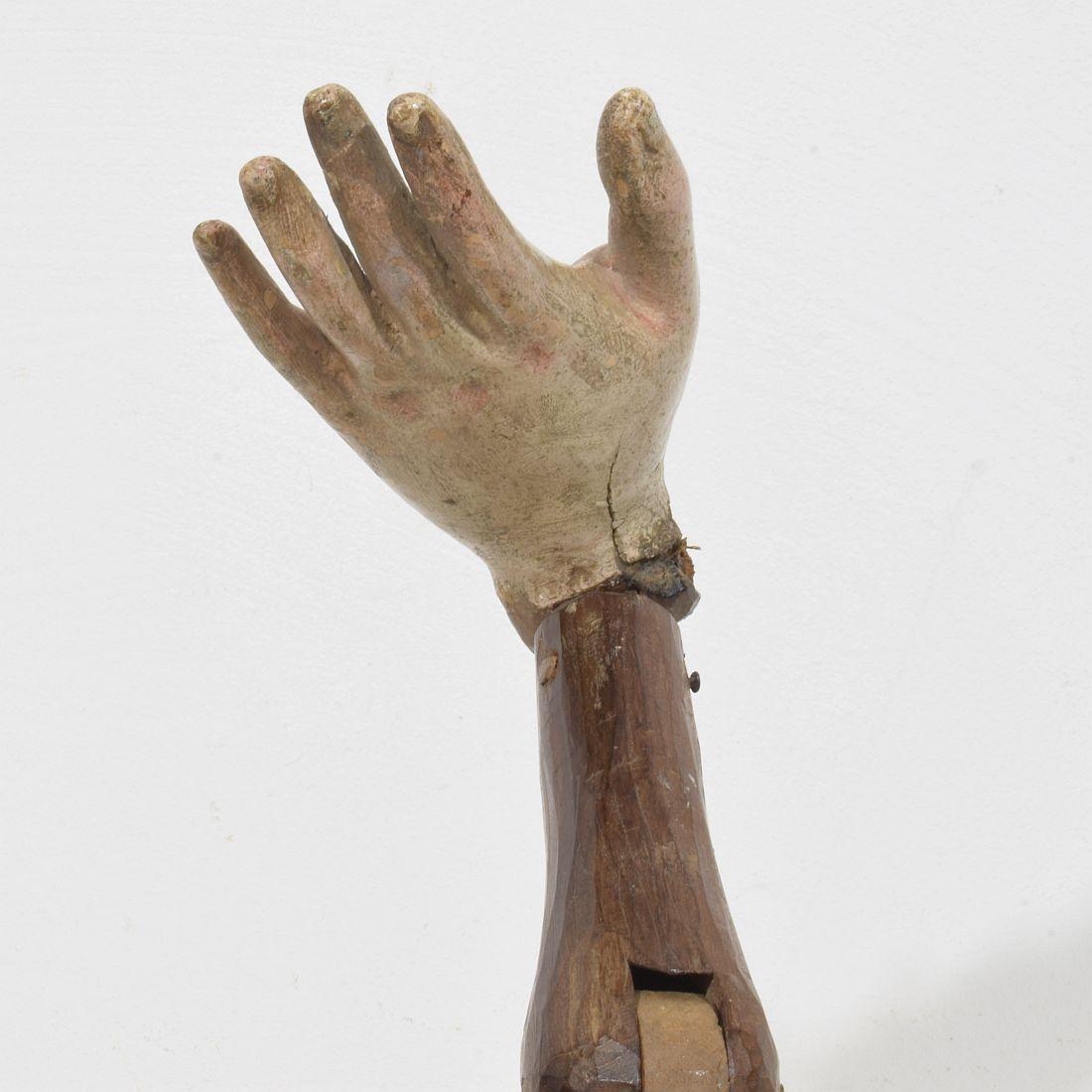 Figura barroca italiana del siglo XVIII tallada en madera del brazo de un santo en venta 7