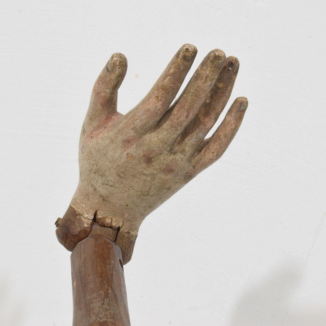 Bras baroque italien du 18ème siècle en bois sculpté représentant une figure Sainte en vente 8