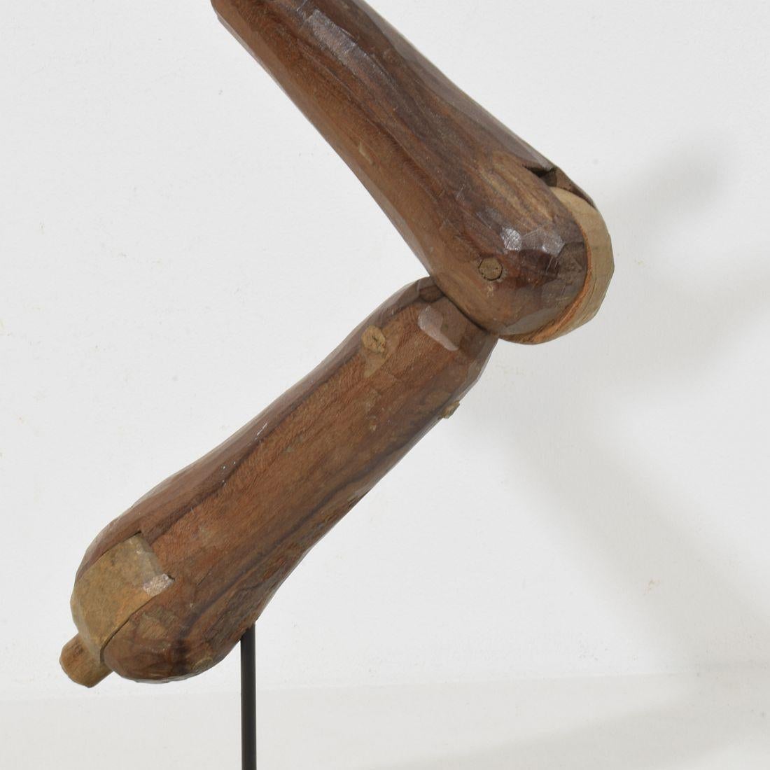 Figura barroca italiana del siglo XVIII tallada en madera del brazo de un santo en venta 8