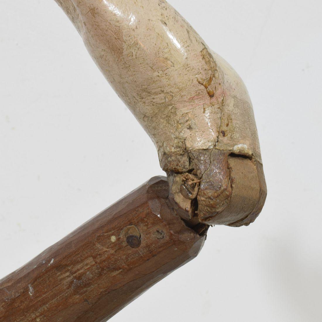 Figura barroca italiana del siglo XVIII tallada en madera del brazo de un santo en venta 10
