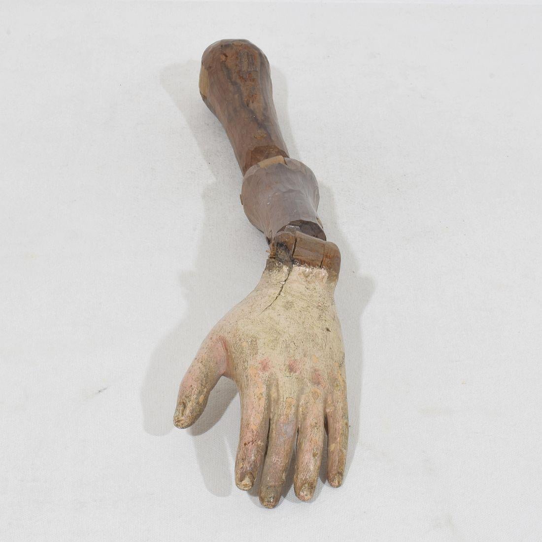 Italienisches geschnitztes Holzbarockarm einer Heiligen Figur aus dem 18. Jahrhundert im Angebot 12