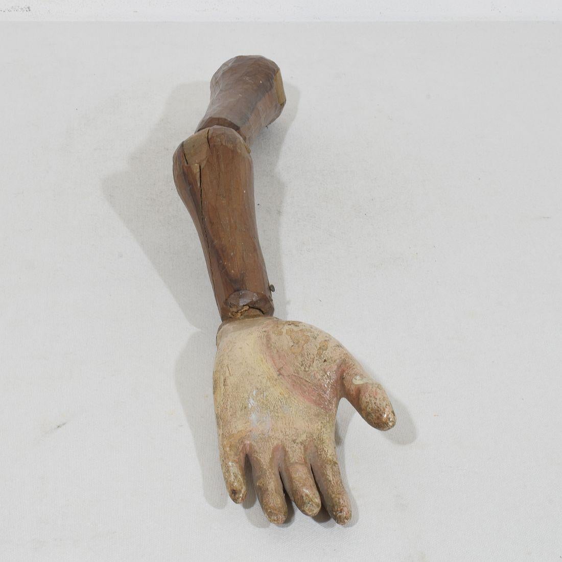 Figura barroca italiana del siglo XVIII tallada en madera del brazo de un santo en venta 11