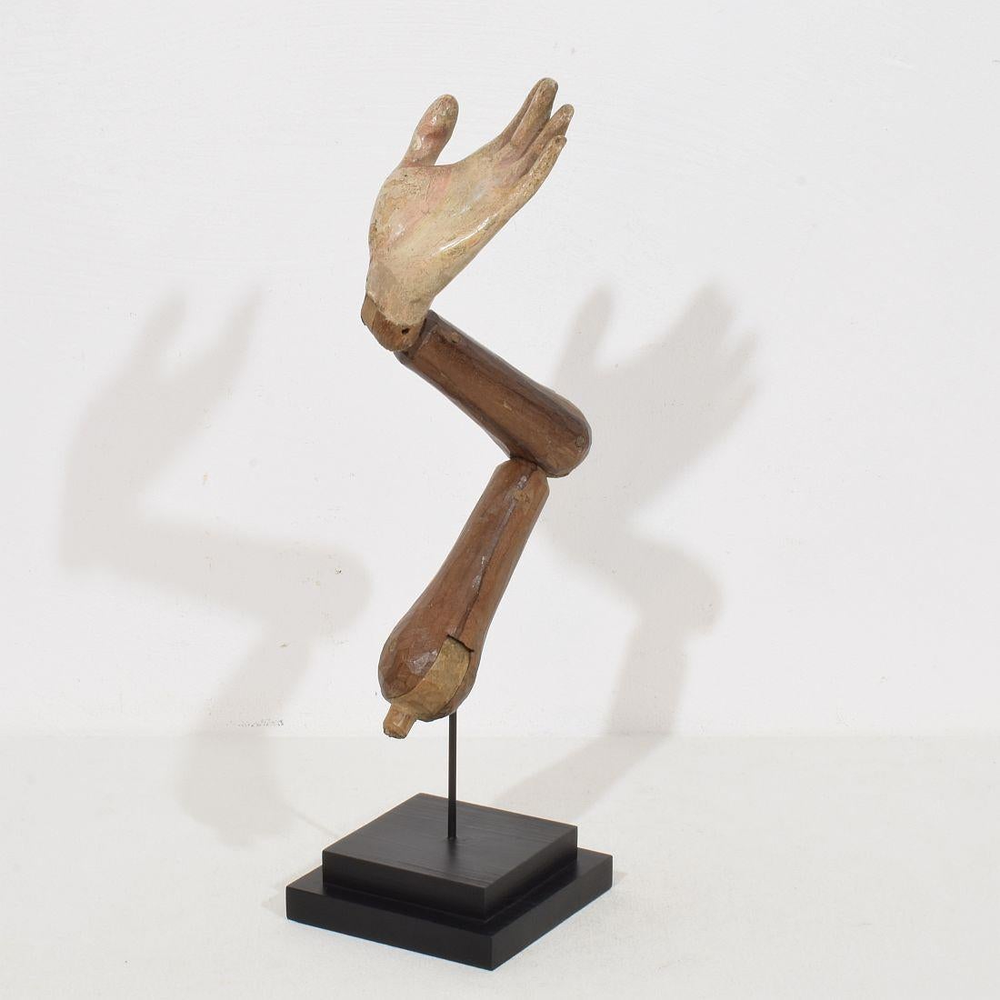 Asombroso brazo barroco de madera tallada del siglo XVIII de la figura de un Santo.
Esta pieza formaba parte de una procesión Santa figura. El brazo se coloca ahora en una base de madera y, como se ve en las fotos, puedes cambiar las poses.
Un tema