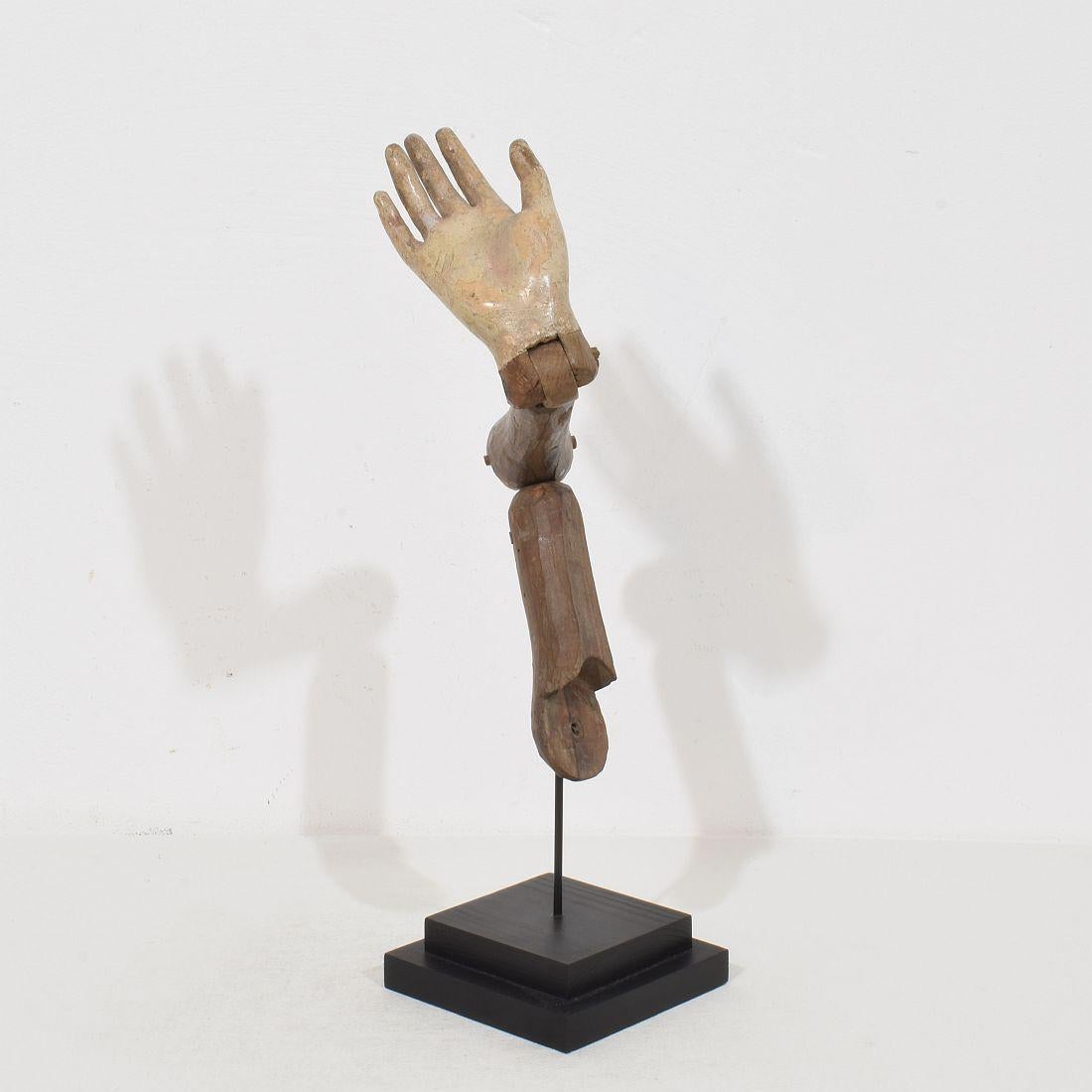 Amazing 18th century carved wooden Baroque arm of a Saint figure.
This piece was once part of a procession Saint figure. The arm is now placed at a wooden base and as visible on the photo's you can change the poses.
Beautiful and very decorative
