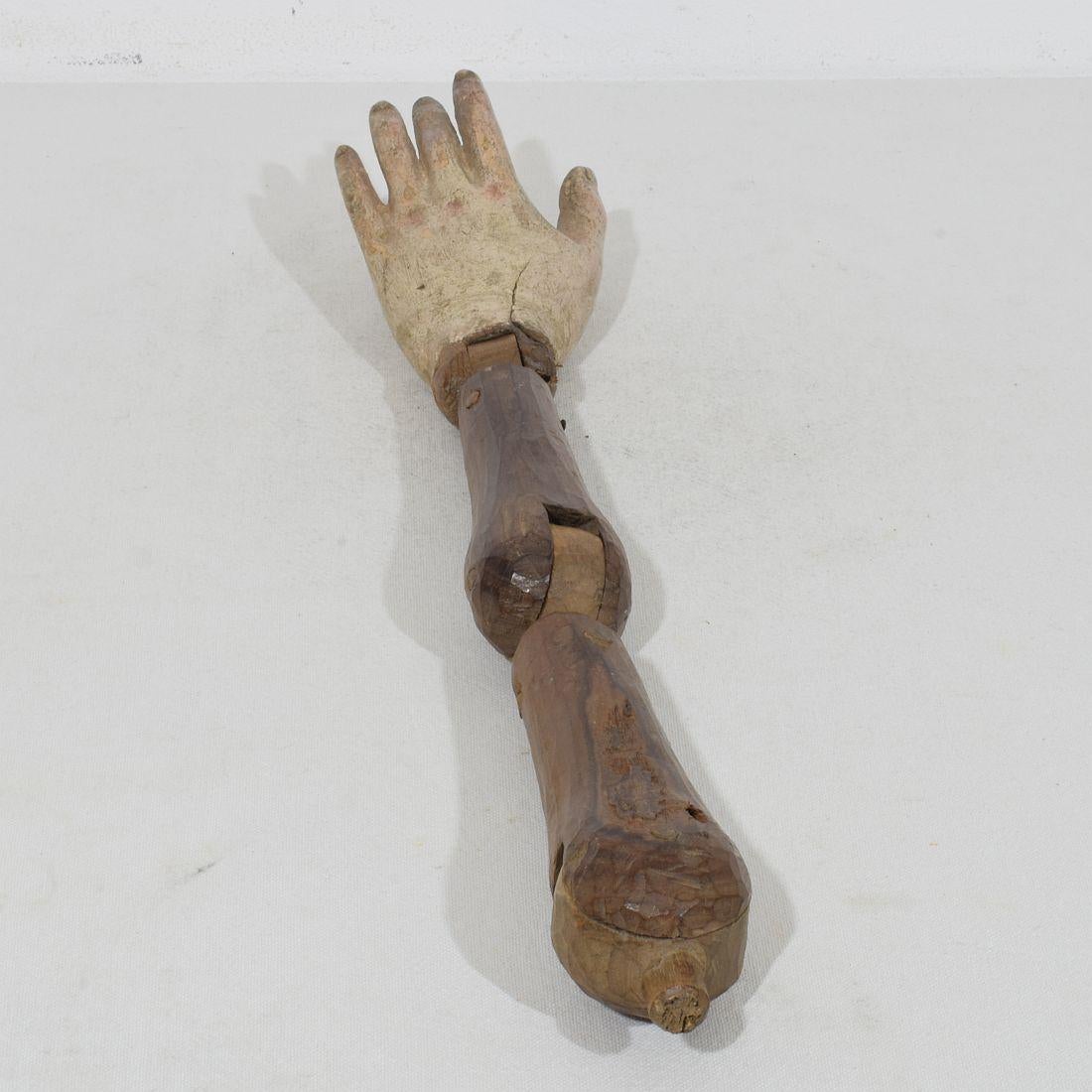 Figura barroca italiana del siglo XVIII tallada en madera del brazo de un santo en venta 12