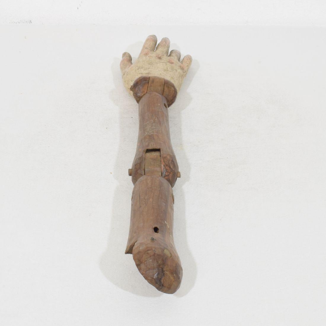 Bras baroque italien du 18ème siècle en bois sculpté représentant une figure Sainte en vente 13