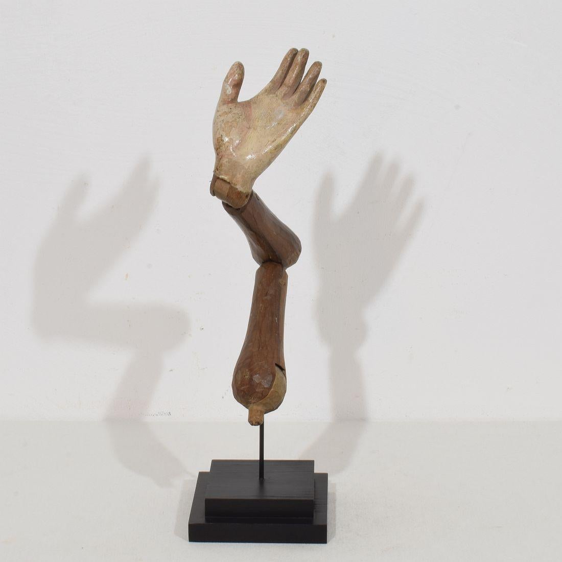 Figura barroca italiana del siglo XVIII tallada en madera del brazo de un santo Barroco en venta
