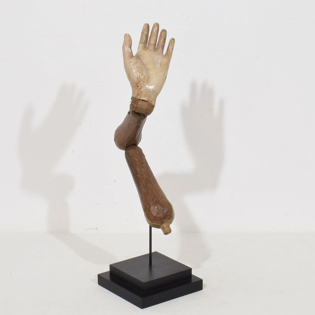 Figura barroca italiana del siglo XVIII tallada en madera del brazo de un santo Italiano en venta