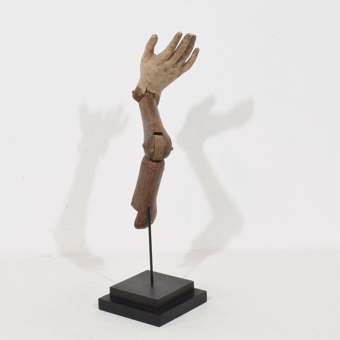 Italian 18th Century Carved Wooden Baroque Arm Of A Saint Figure Italiano en venta