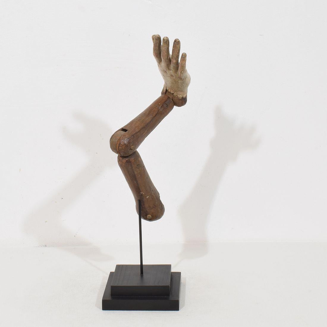 Sculpté à la main Bras baroque italien du 18ème siècle en bois sculpté représentant une figure Sainte en vente