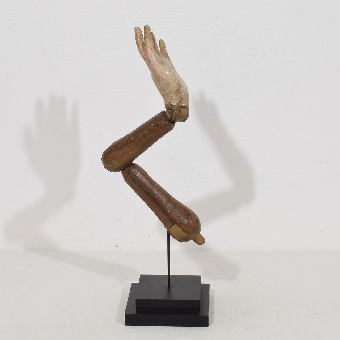Figura barroca italiana del siglo XVIII tallada en madera del brazo de un santo Tallado a mano en venta