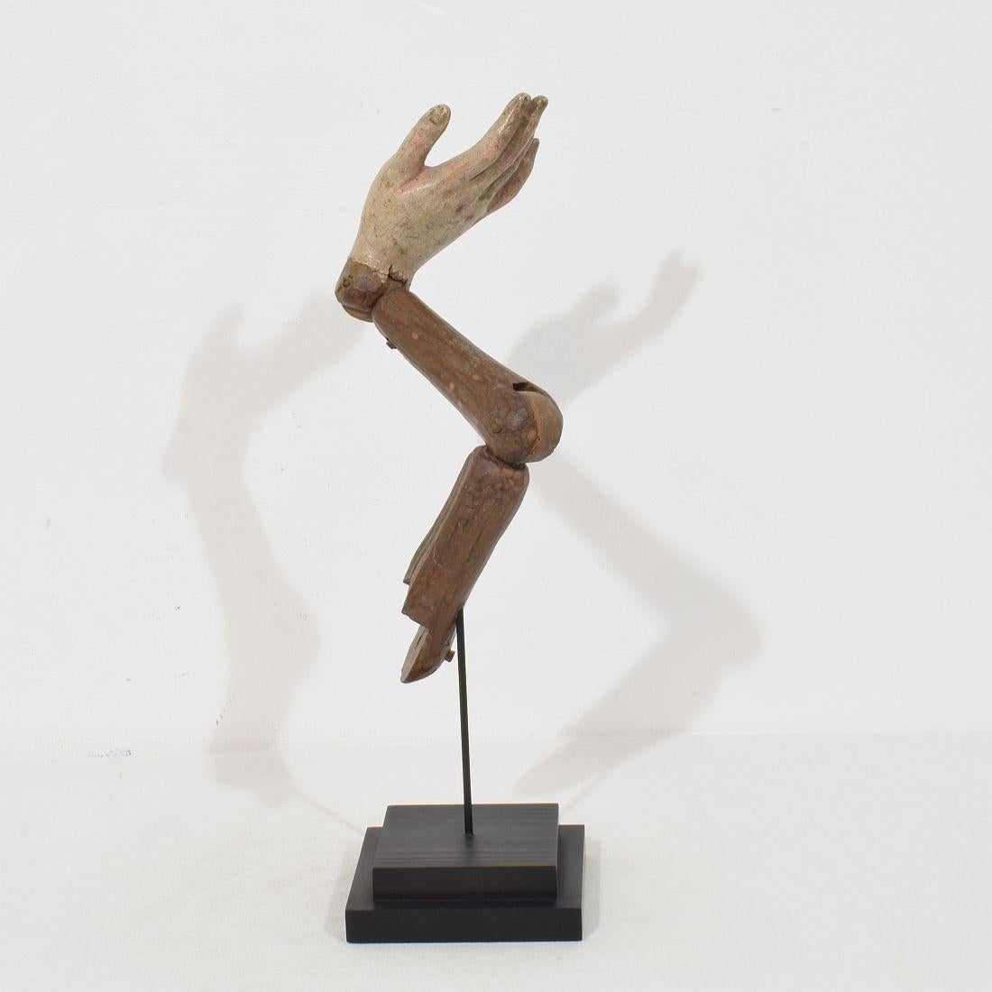 Italian 18th Century Carved Wooden Baroque Arm Of A Saint Figure Tallado a mano en venta