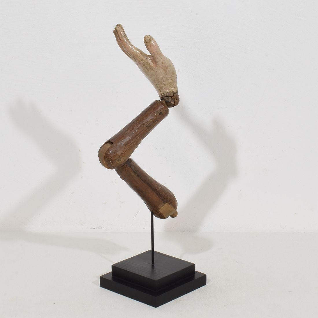 Figura barroca italiana del siglo XVIII tallada en madera del brazo de un santo en Bueno estado para la venta en Buisson, FR