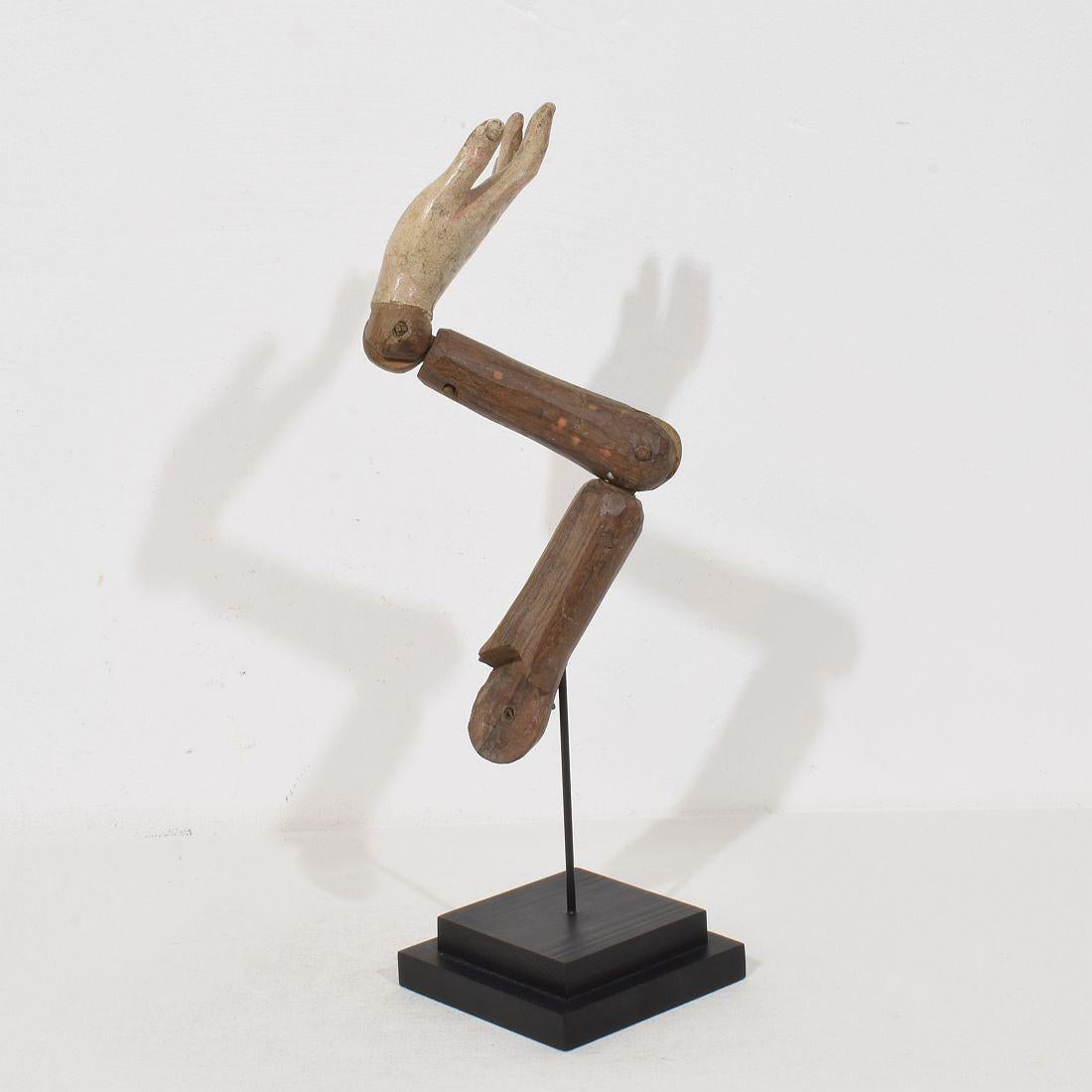 Italian 18th Century Carved Wooden Baroque Arm Of A Saint Figure en Bueno estado para la venta en Buisson, FR