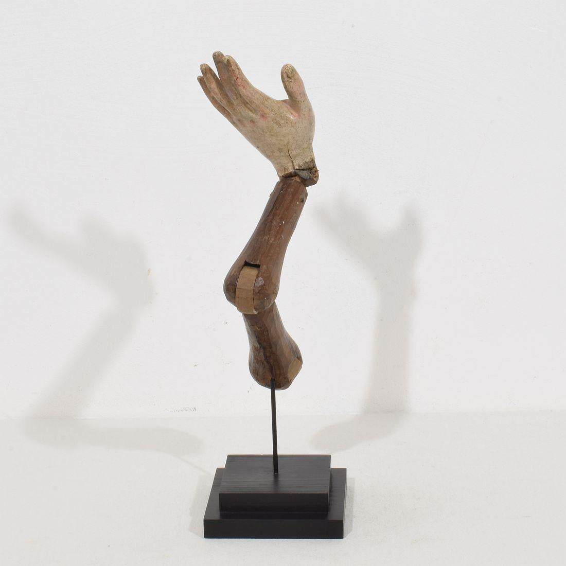 Figura barroca italiana del siglo XVIII tallada en madera del brazo de un santo siglo XVIII y antes en venta