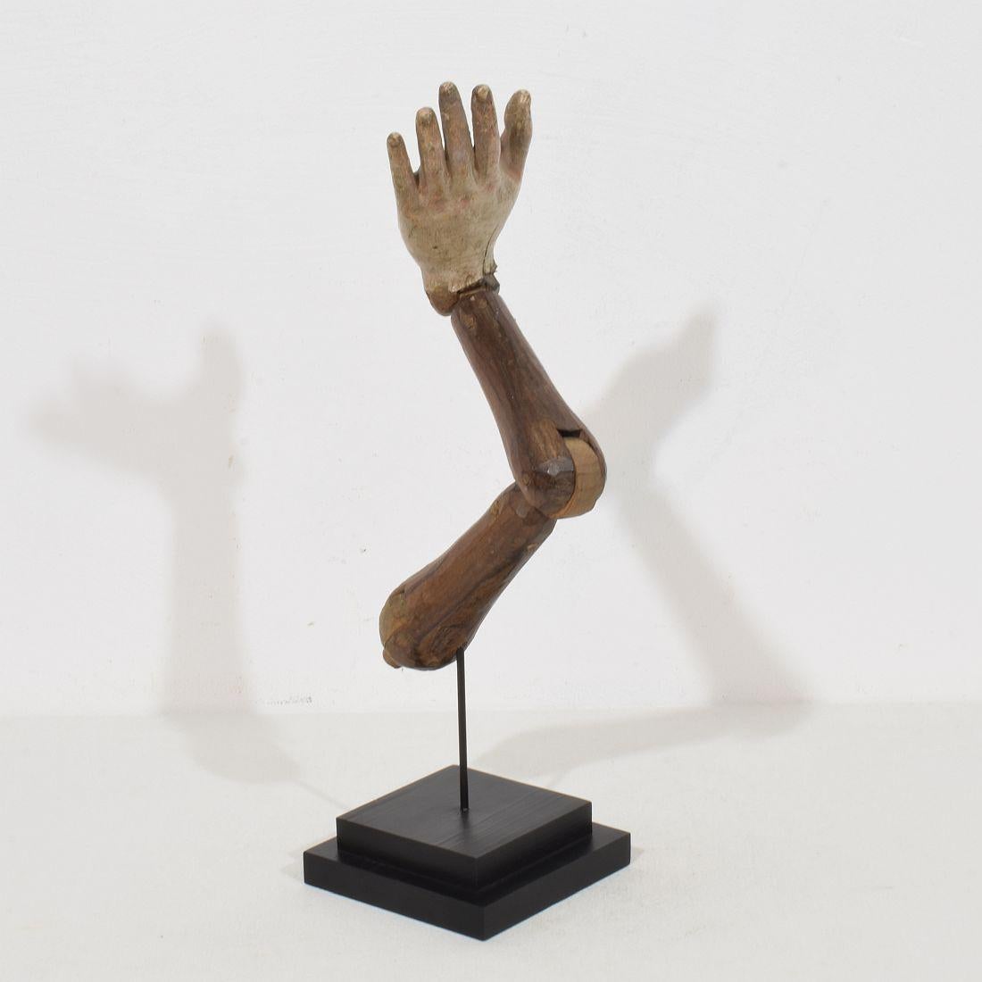 Figura barroca italiana del siglo XVIII tallada en madera del brazo de un santo Madera en venta