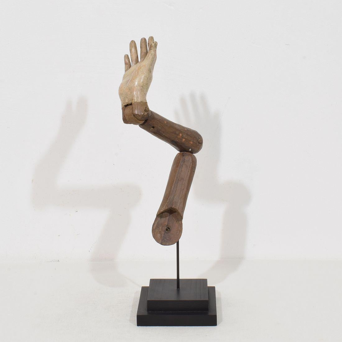 Bras baroque italien du 18ème siècle en bois sculpté représentant une figure Sainte en vente 1