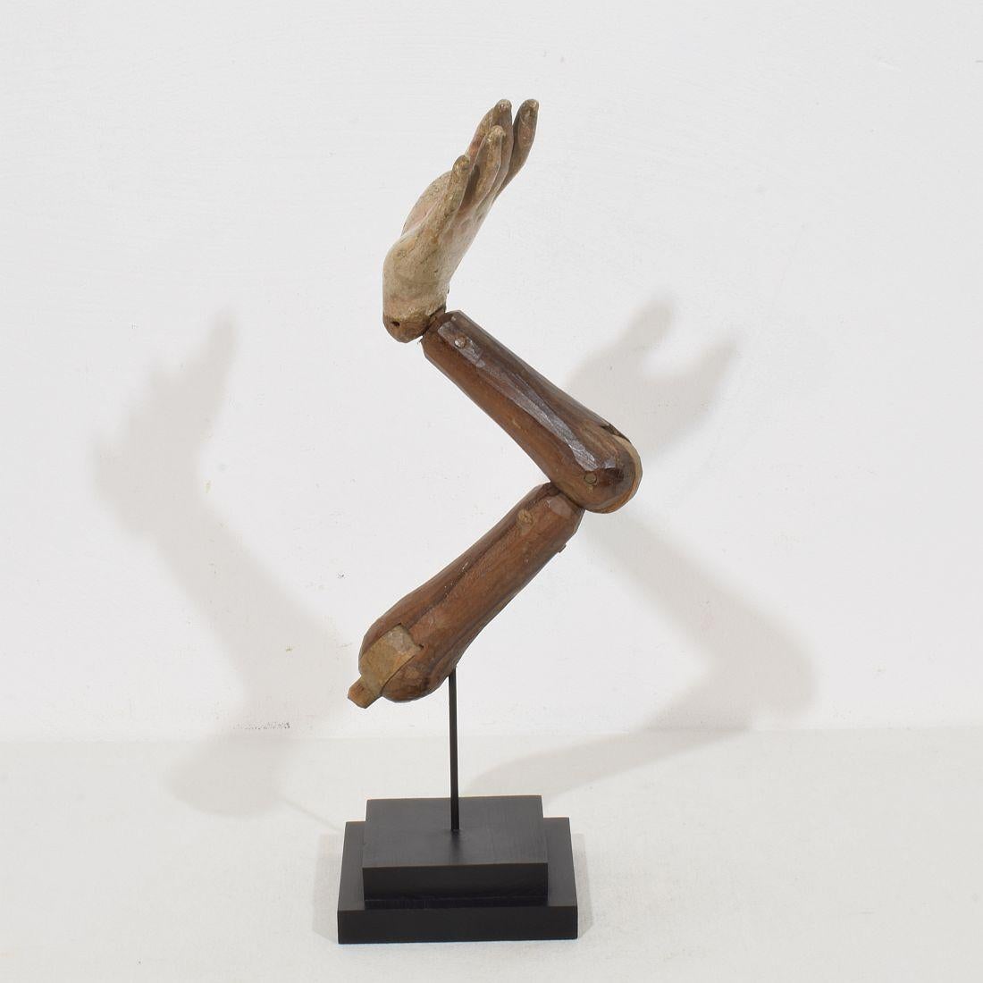 Figura barroca italiana del siglo XVIII tallada en madera del brazo de un santo en venta 1