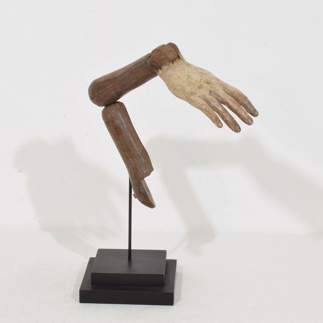 Bras baroque italien du 18ème siècle en bois sculpté représentant une figure Sainte en vente 2