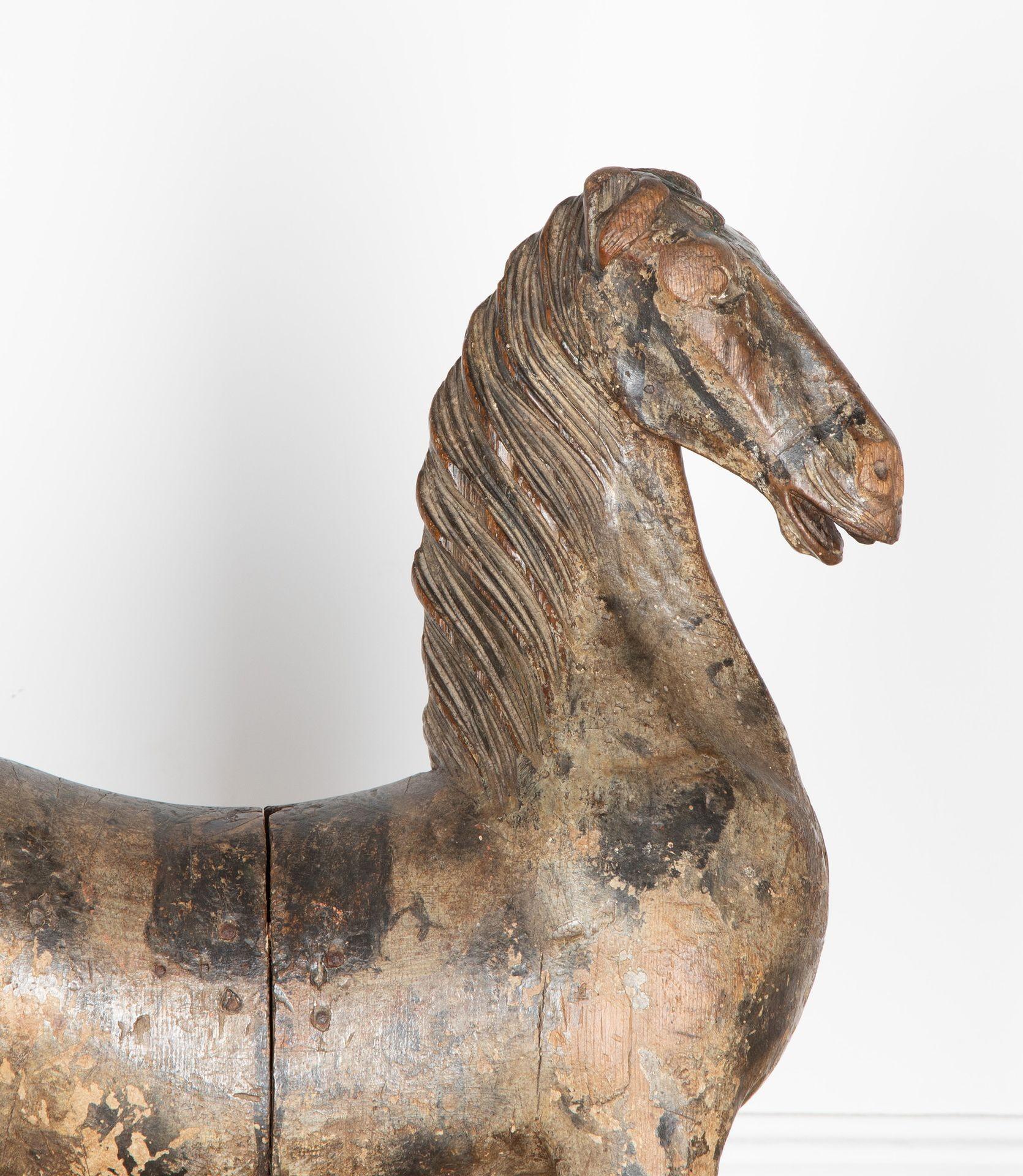 Un elegante caballo italiano del siglo XVIII tallado a mano.
En su policromía original y elevado sobre un expositor metálico posterior.