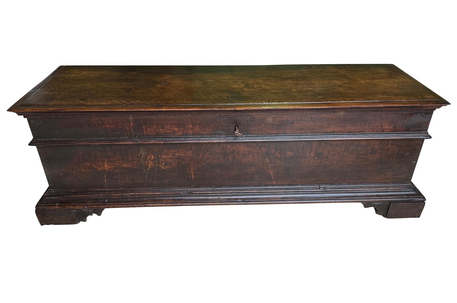 Un très beau Cassone - coffre à mariage - du 18e siècle provenant de la région de Lombardie en Italie.  Merveilleusement construit en noyer avec de belles finitions de bords et des détails de moulures, le tout reposant sur des pieds en forme