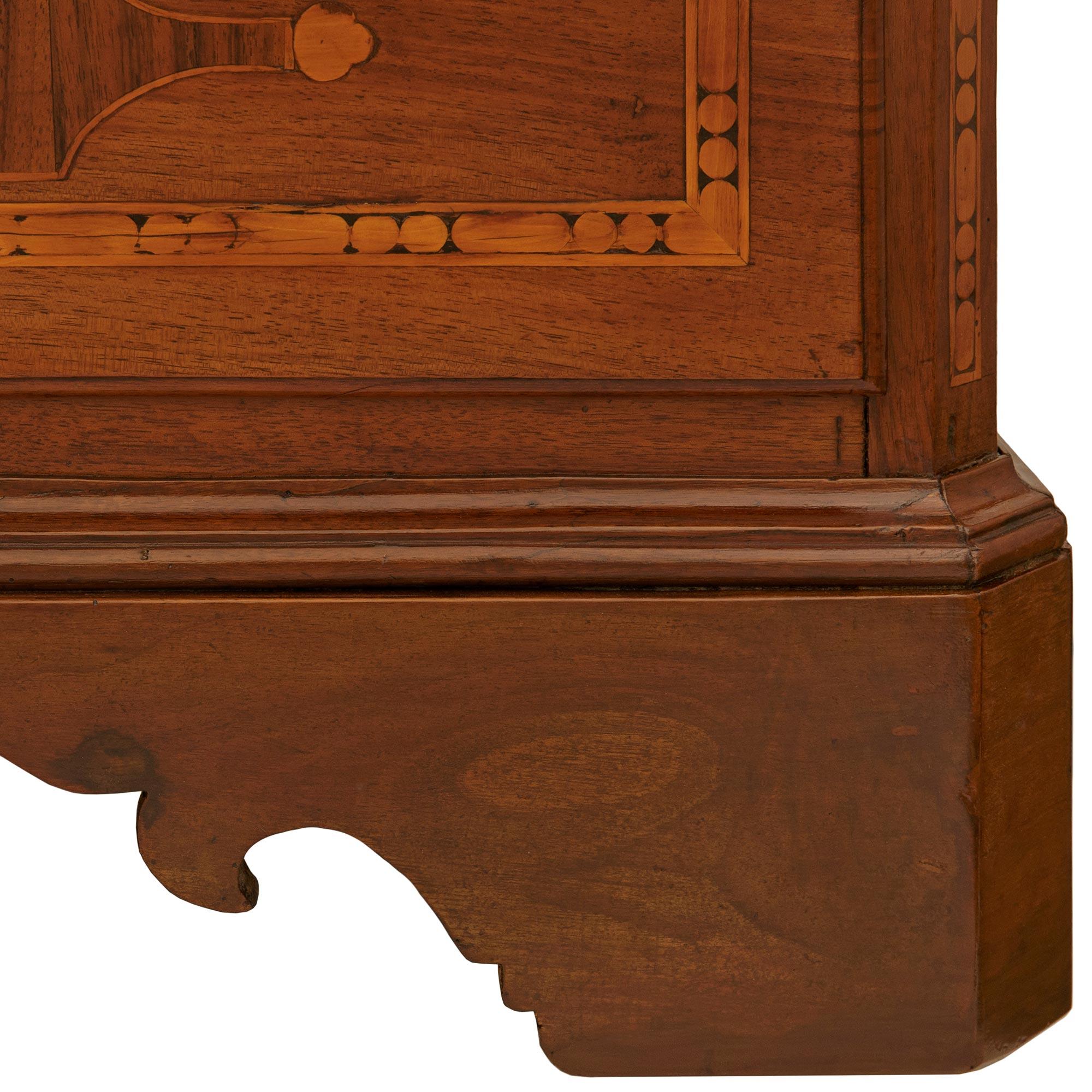 Italian 18th Century Country Four-Drawer Pine and Walnut Chest For Sale 5
