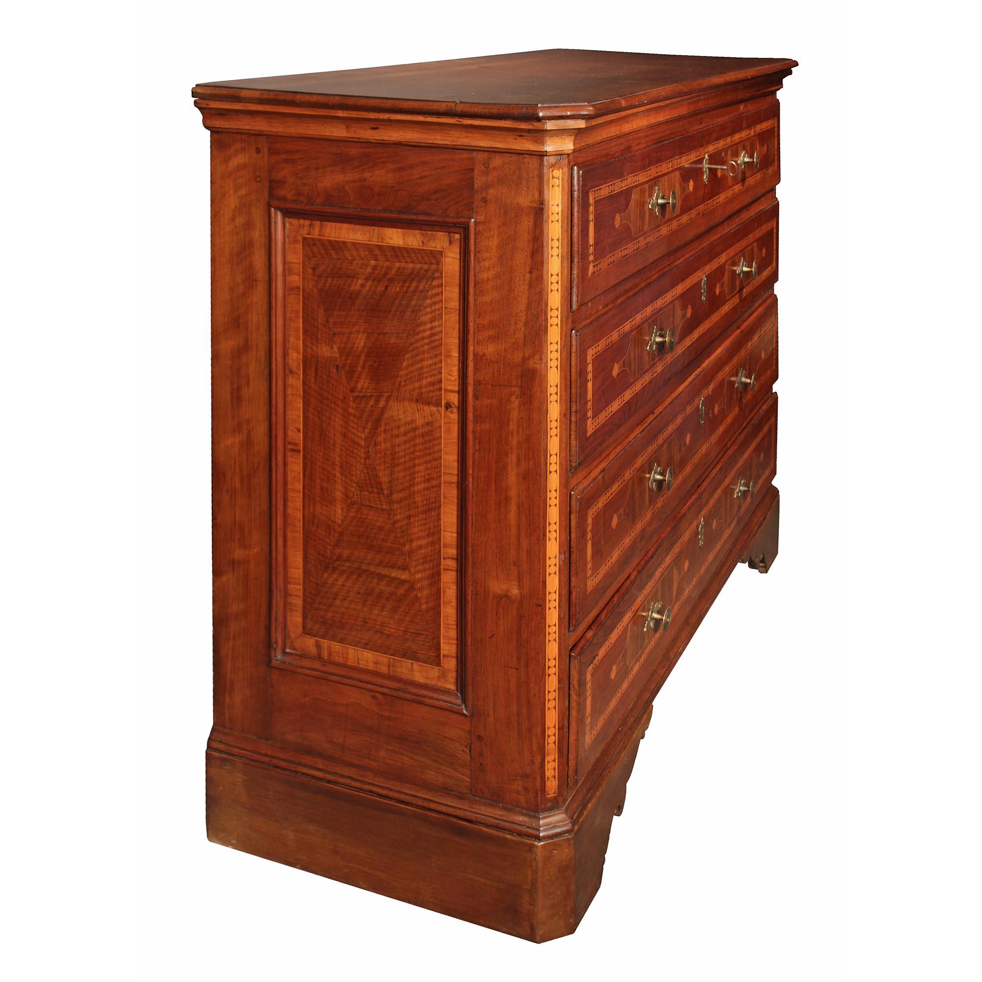 Italian 18th Century Country Four-Drawer Pine and Walnut Chest In Good Condition For Sale In West Palm Beach, FL