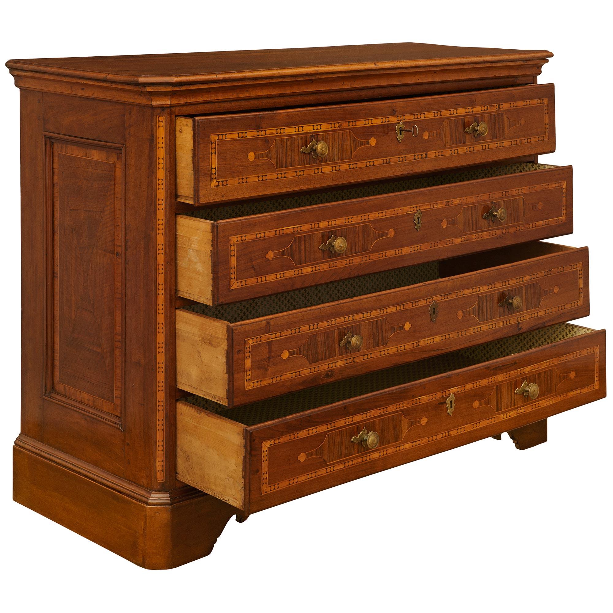 Italian 18th Century Country Four-Drawer Pine and Walnut Chest In Good Condition For Sale In West Palm Beach, FL