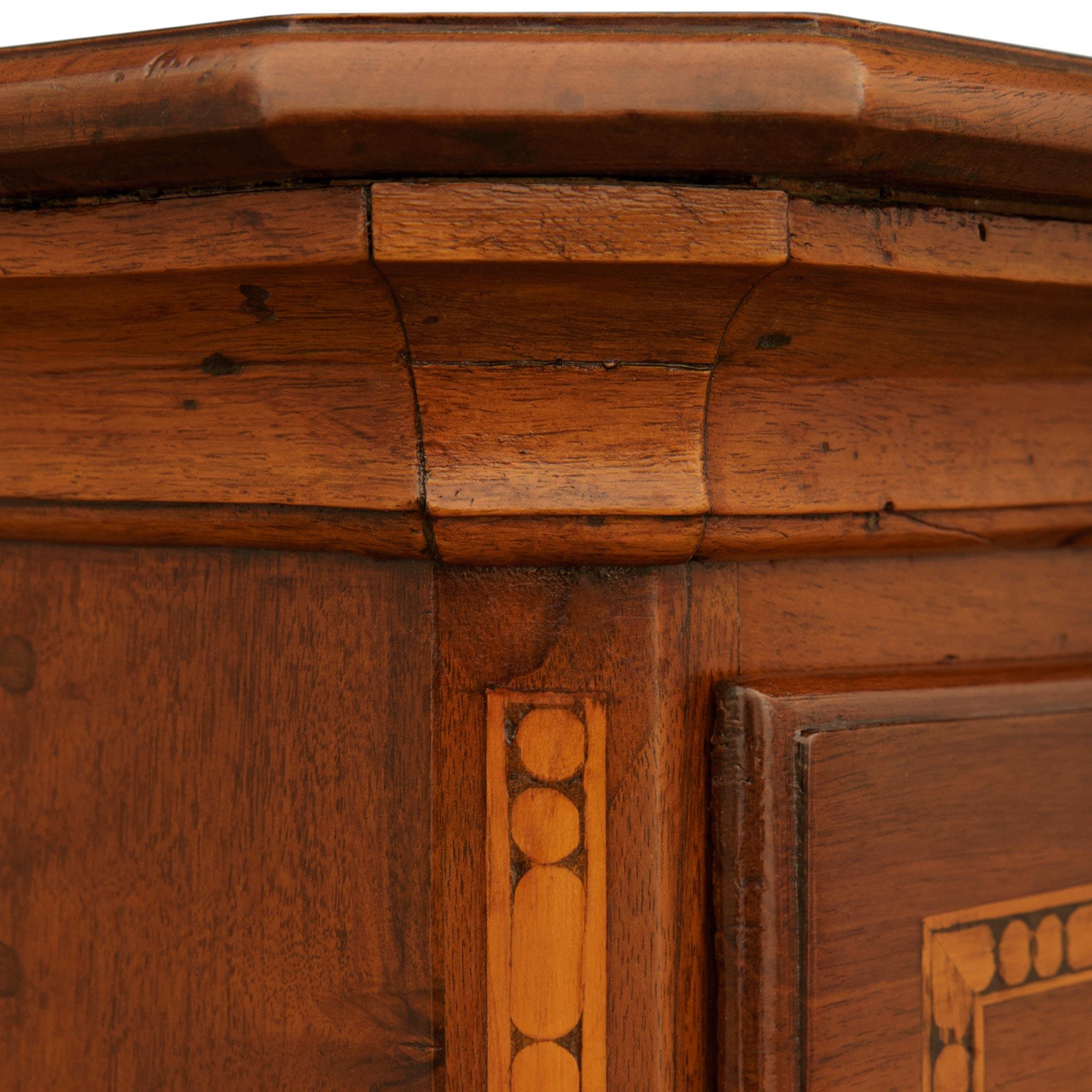 Italian 18th Century Country Four-Drawer Pine and Walnut Chest For Sale 1