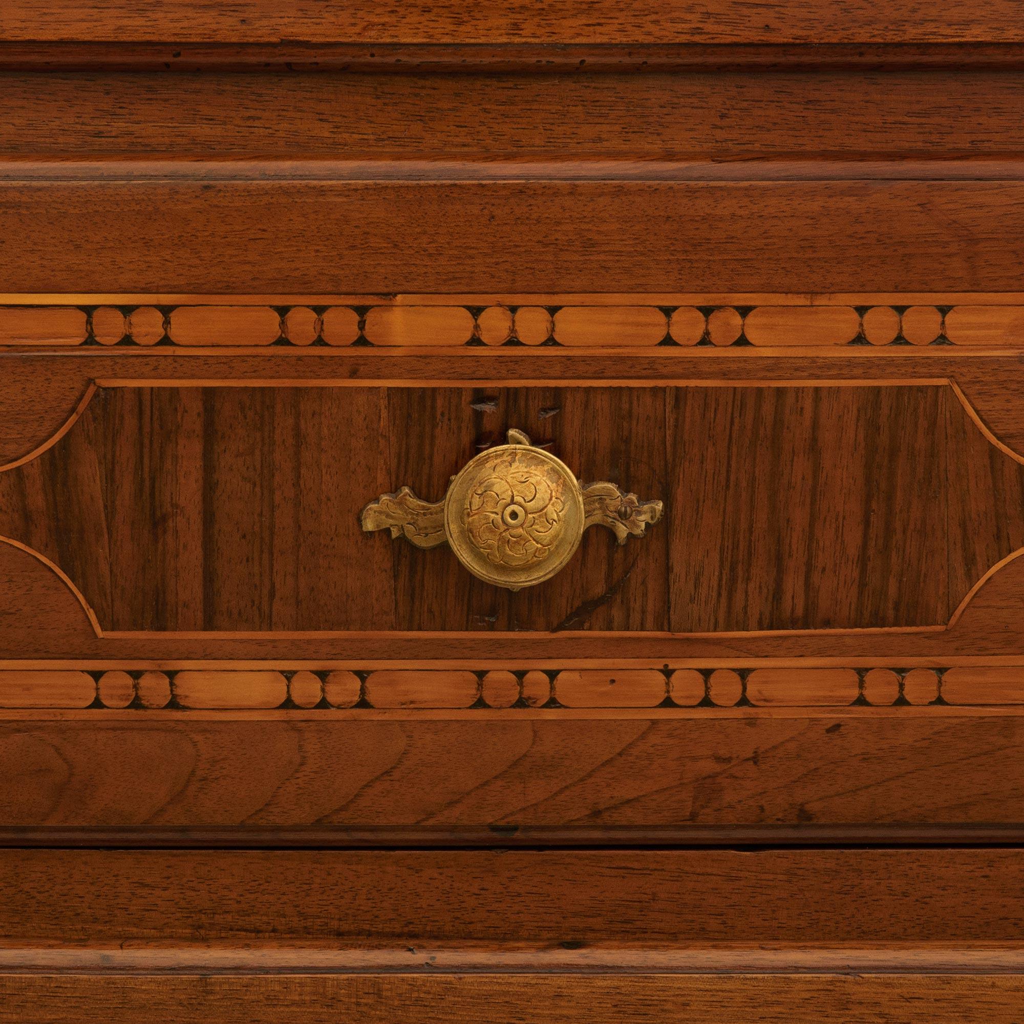 Italian 18th Century Country Four-Drawer Pine and Walnut Chest For Sale 2