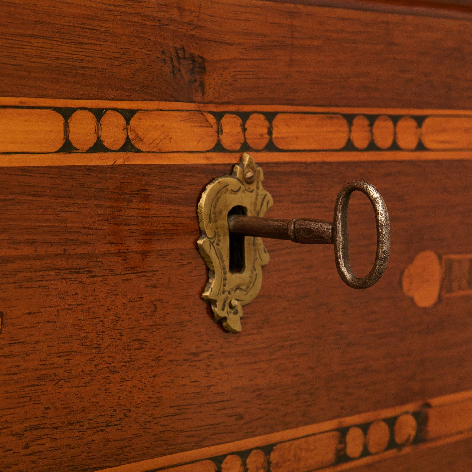 Italian 18th Century Country Four-Drawer Pine and Walnut Chest For Sale 4