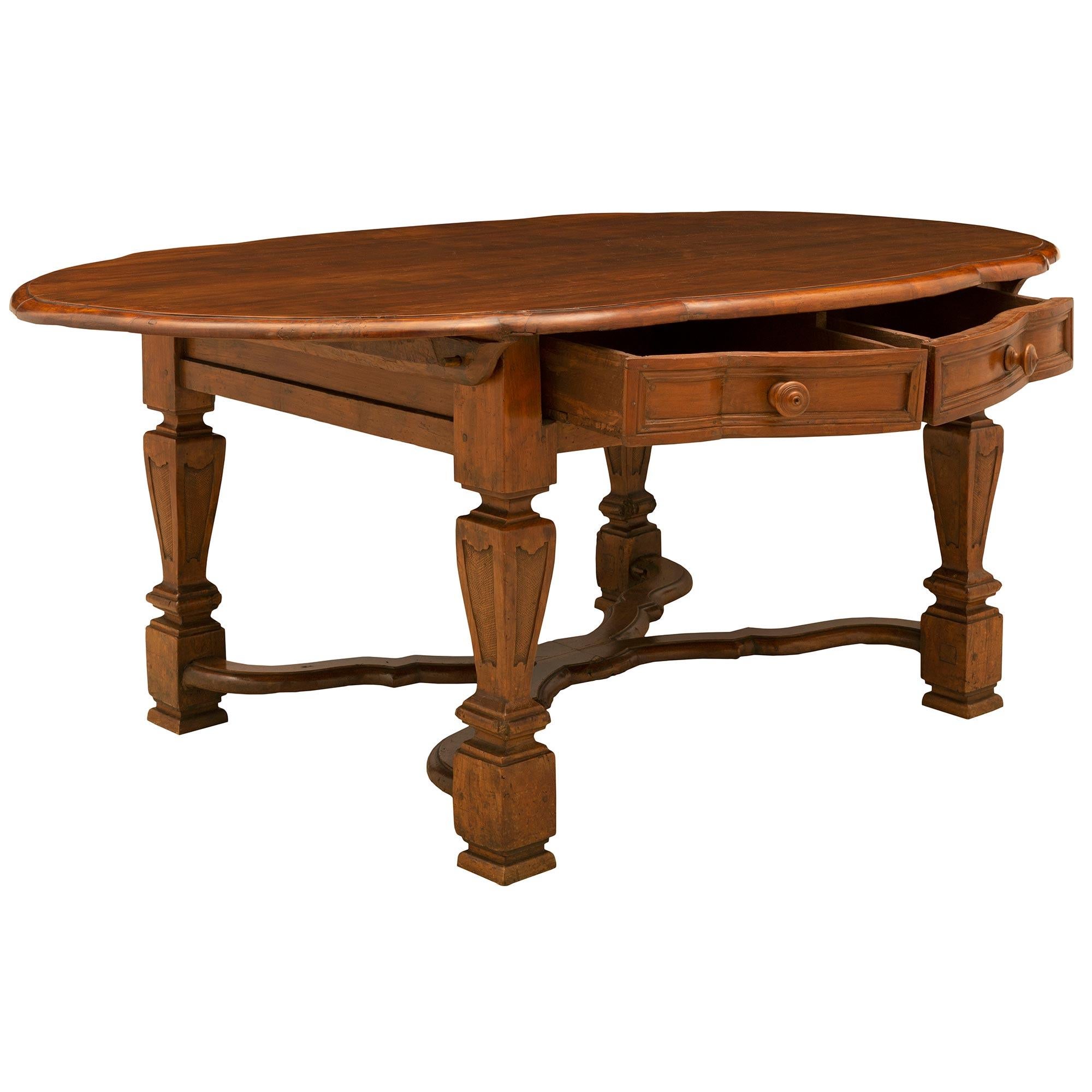 Italian 18th Century Country Walnut Oval Center/Dining Table In Good Condition For Sale In West Palm Beach, FL