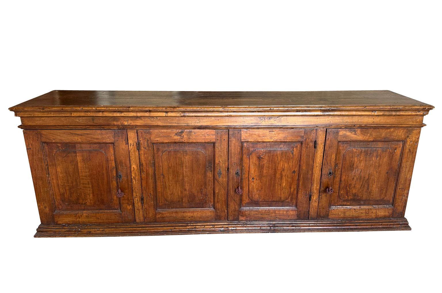 Eine sehr schöne Credenza im großen Stil aus der Region Bologna in Italien.  Solide Konstruktion aus reichlich gebeiztem Pappelholz mit einer rechteckigen Platte über einem entsprechenden Gehäuse mit vier getäfelten Türen, Innenregalen und einem