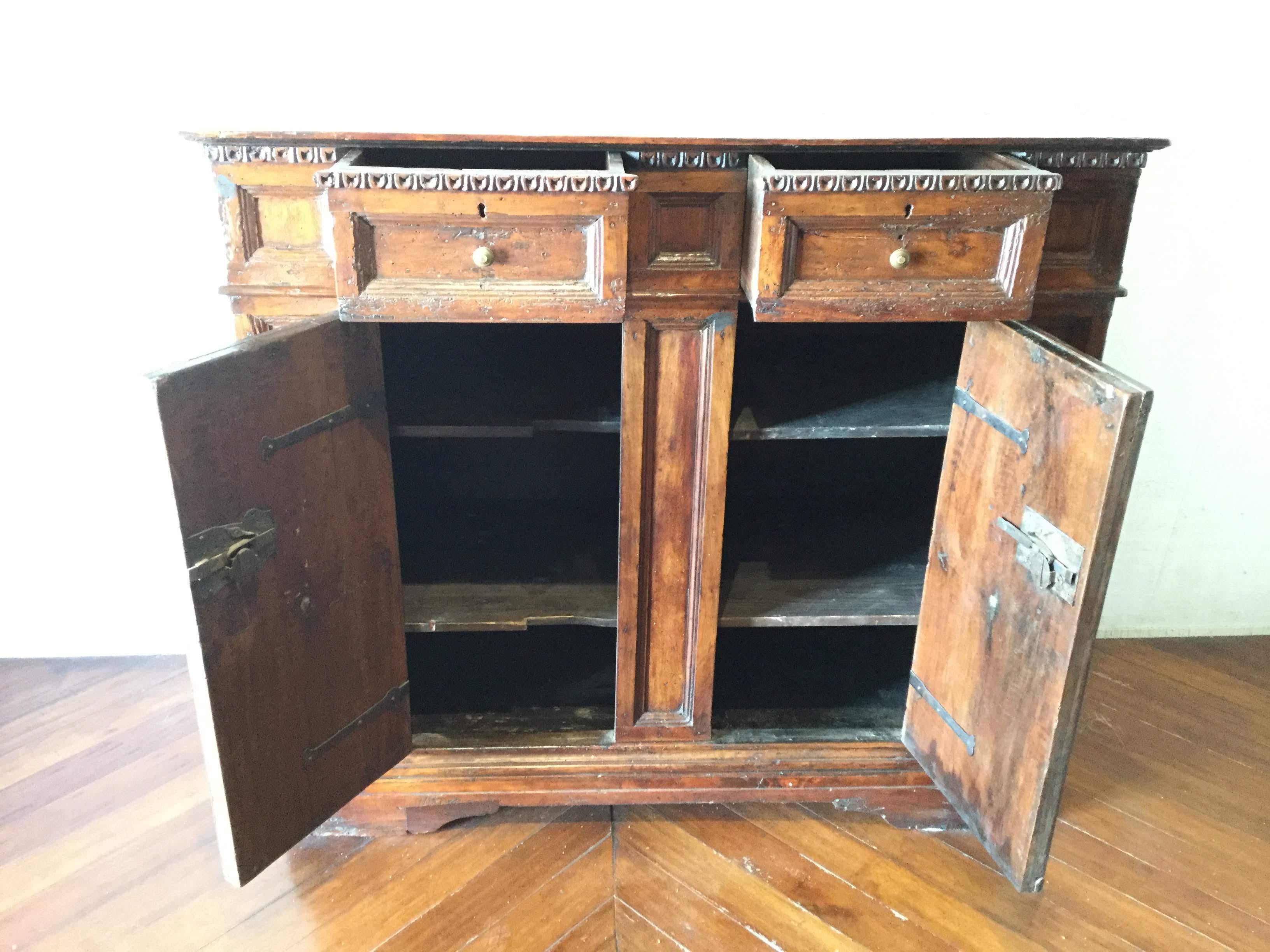 Hand-Crafted Italian 18th Century Credenza from Bologna For Sale