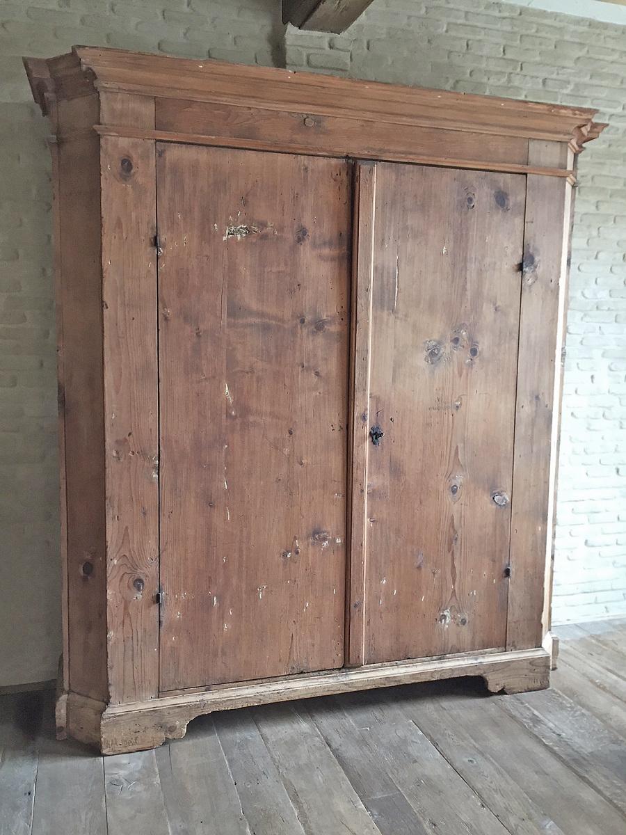A large Italian linen cupboard from the late 18th century. Made of very wide boards of mountain Pinewood this piece has a classical Italian architecture with great proportions. The wood has a soft patina and the original locks and hinges are still