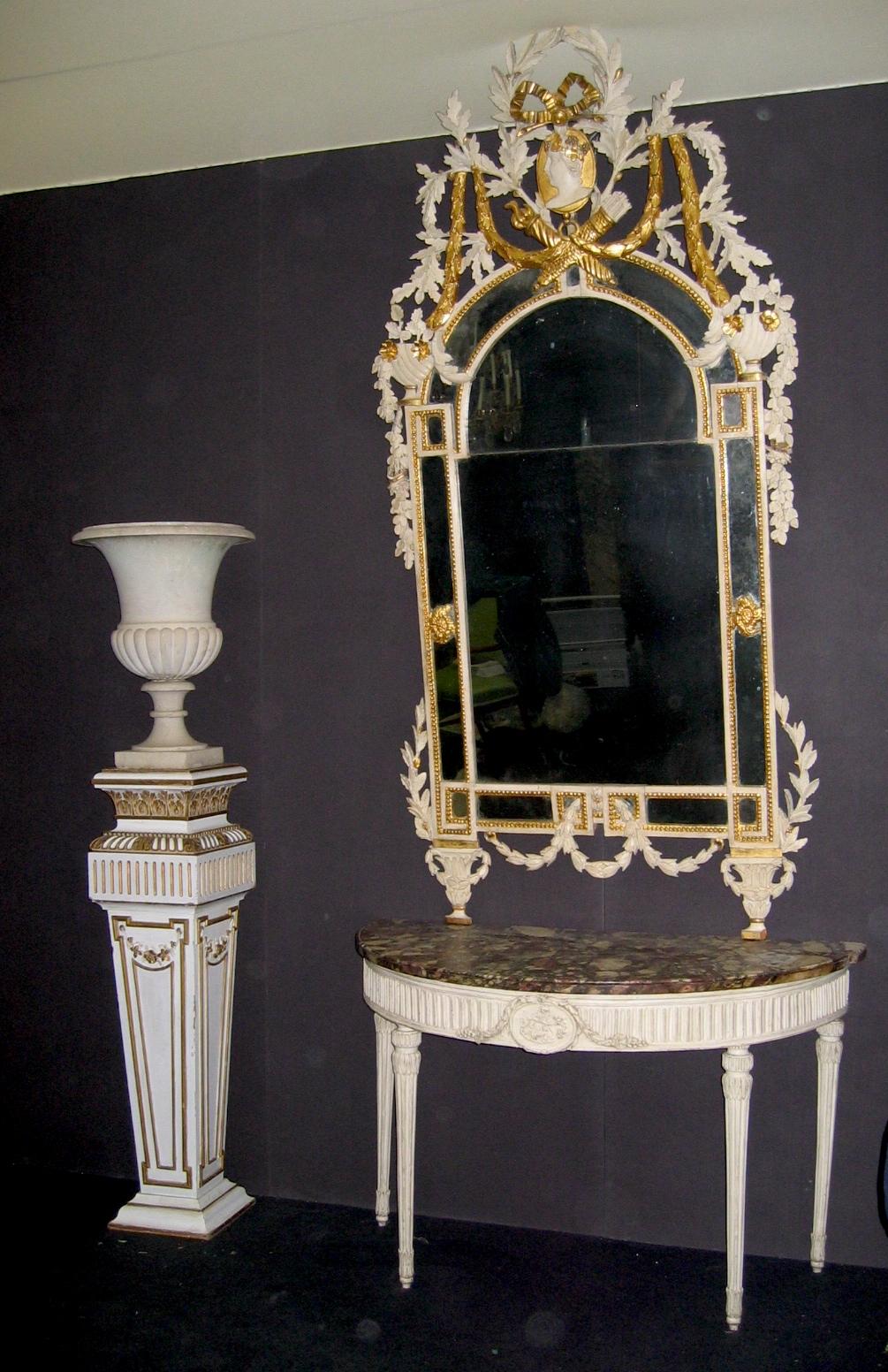 Table console italienne du 18ème siècle peinte en ivoire demi-lune d'époque Louis XVI en vente 2