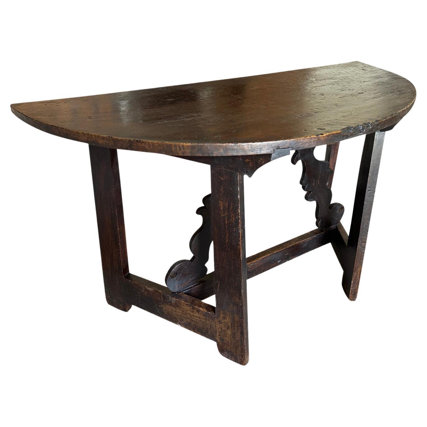 Une très belle console Demi Lune du 18ème siècle de la région de Bologne en Italie.  Magnifiquement construit en noyer avec de magnifiques châssis sculptés.  Fabuleuse patine et très élégante.