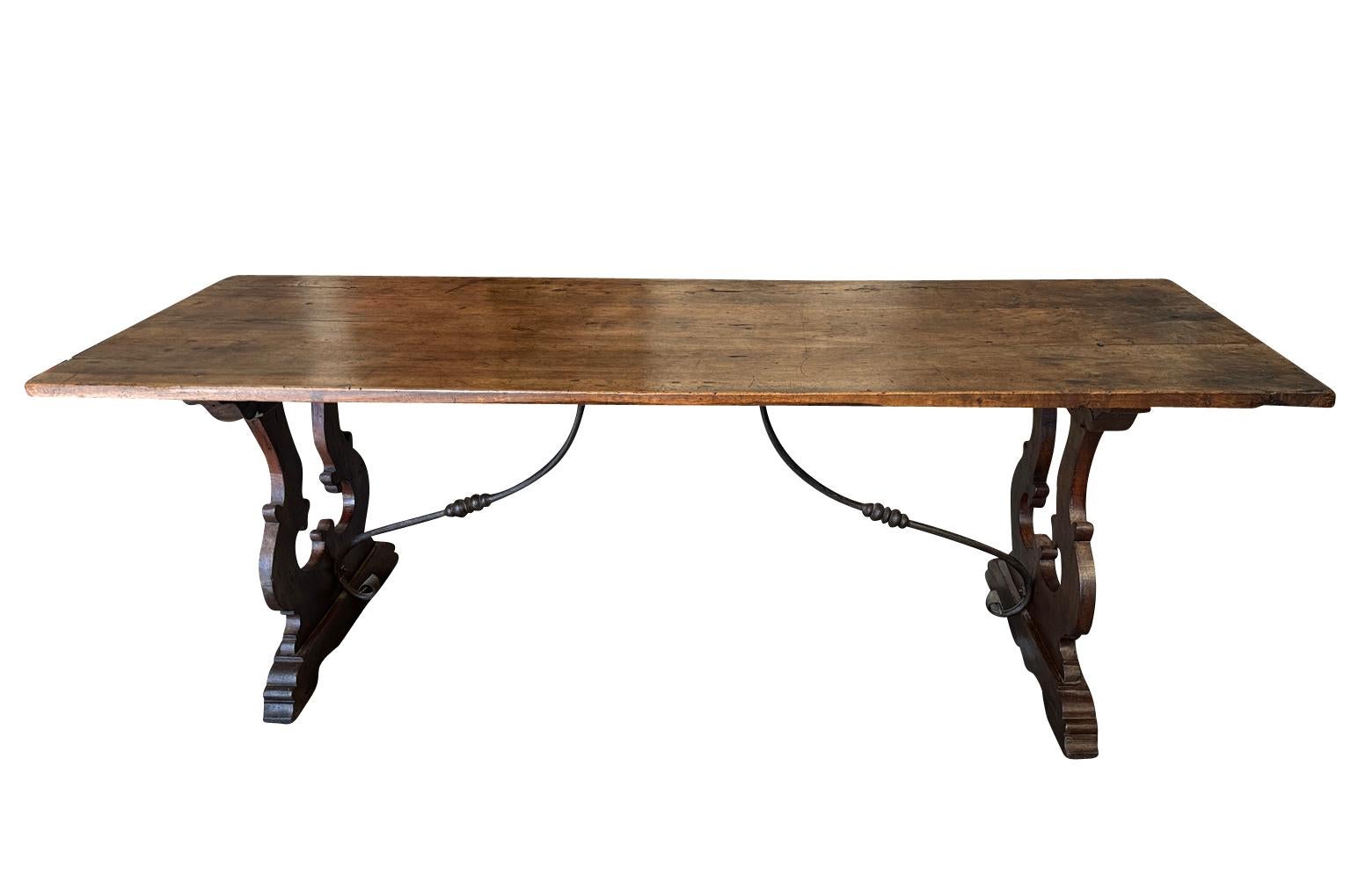 Un bellissimo tavolo da pranzo - console del XVIII secolo proveniente dalla regione di Bologna. Splendidamente costruito in legno di noce e con barelle in ferro forgiato a mano. Patina super. Perfetto come tavolo da pranzo o da divano più piccolo. 