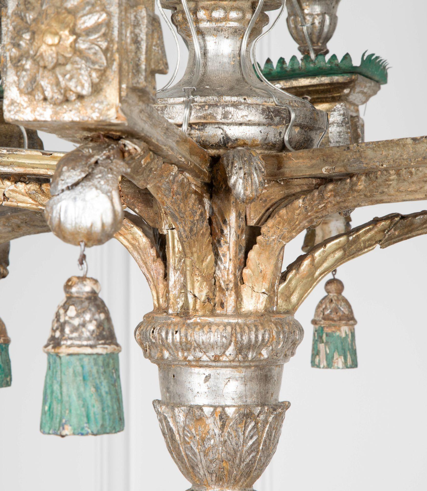 Lustre à bougies Florentine à six bras de lumière, sculpté, italien du XVIIIe siècle.
Avec sa dorure argentée d'origine et ses charmants éléments décoratifs peints en vert, récemment électrifiés.