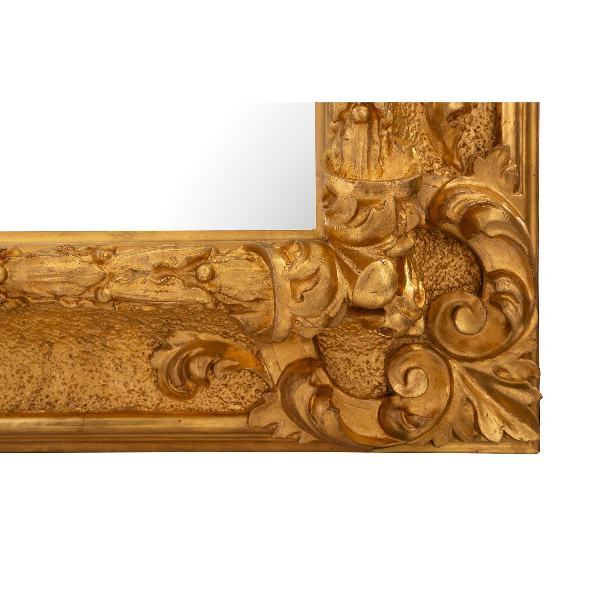 XVIIIe siècle et antérieur Miroir italien en bois doré florentin du 18ème siècle en vente